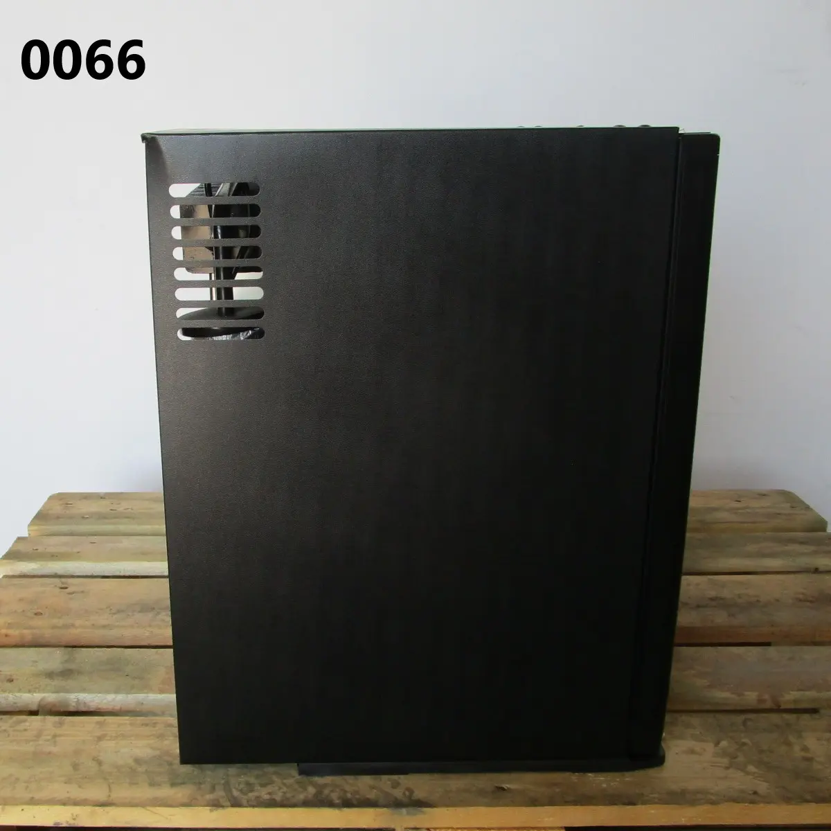 Minibar with 2 shelves, black coloured, 38 liters - DAMAGED