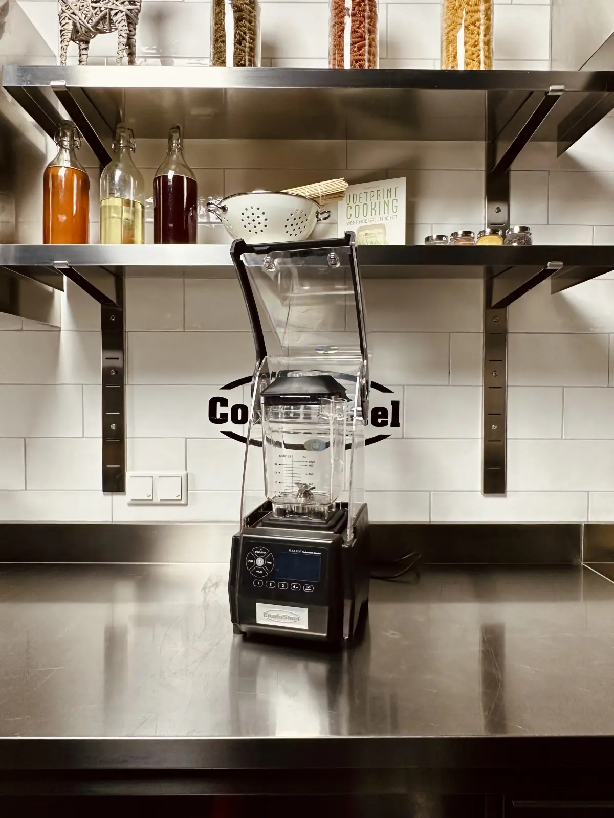 BLENDER WITH NOISE REDUCTION HOOD