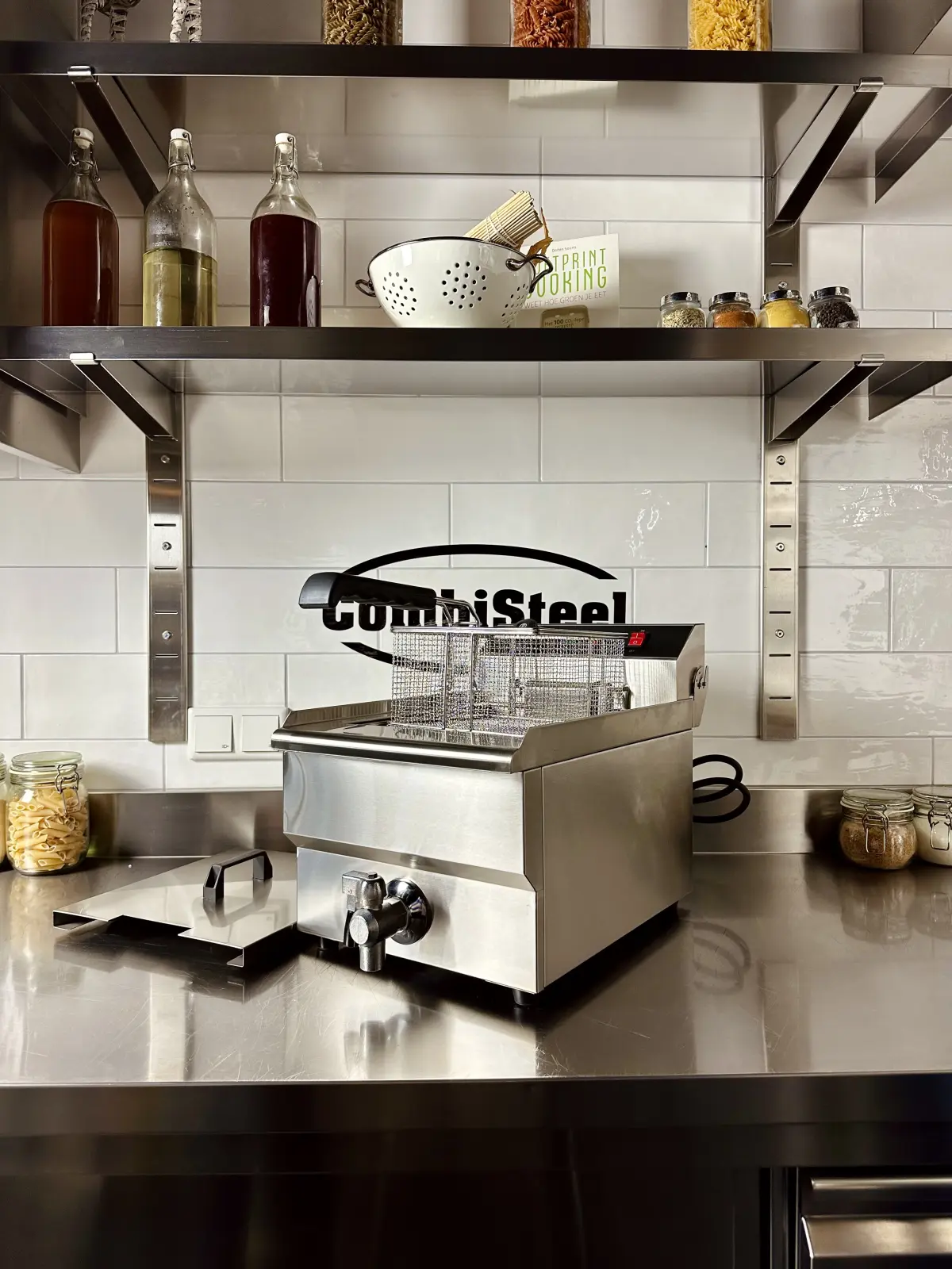 COMBISTEEL ELECTRIC FRYER 1 BOWL 8 LTR + TAP 1PH 3.3KW