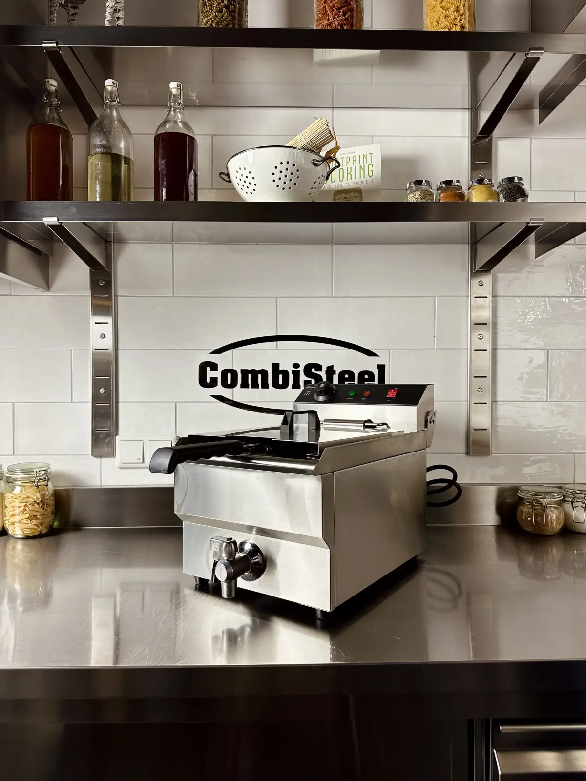 COMBISTEEL ELECTRIC FRYER 1 BOWL 8 LTR + TAP 1PH 3.3KW
