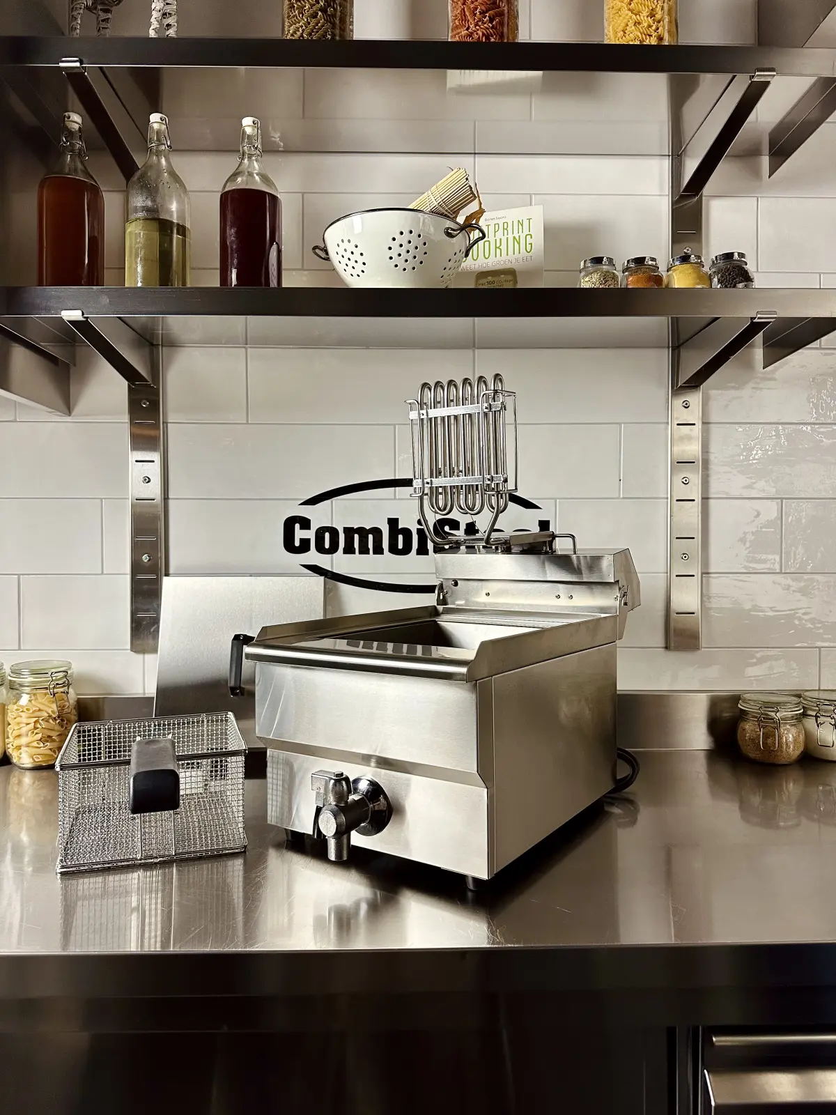 COMBISTEEL ELECTRIC FRYER 1 BOWL 8 LTR + TAP 1PH 3.3KW