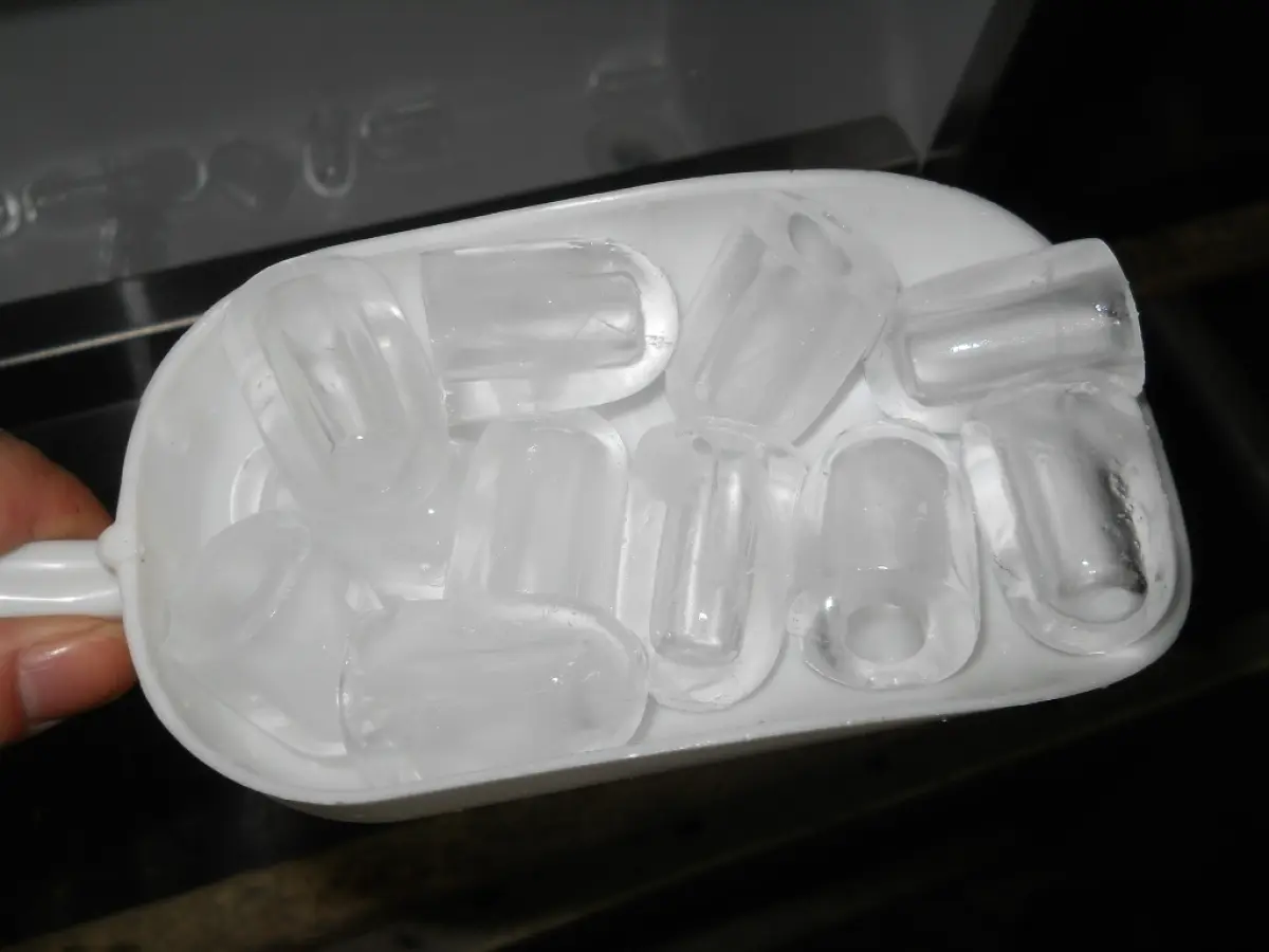 ICE MACHINE 26KG PER 24HRS