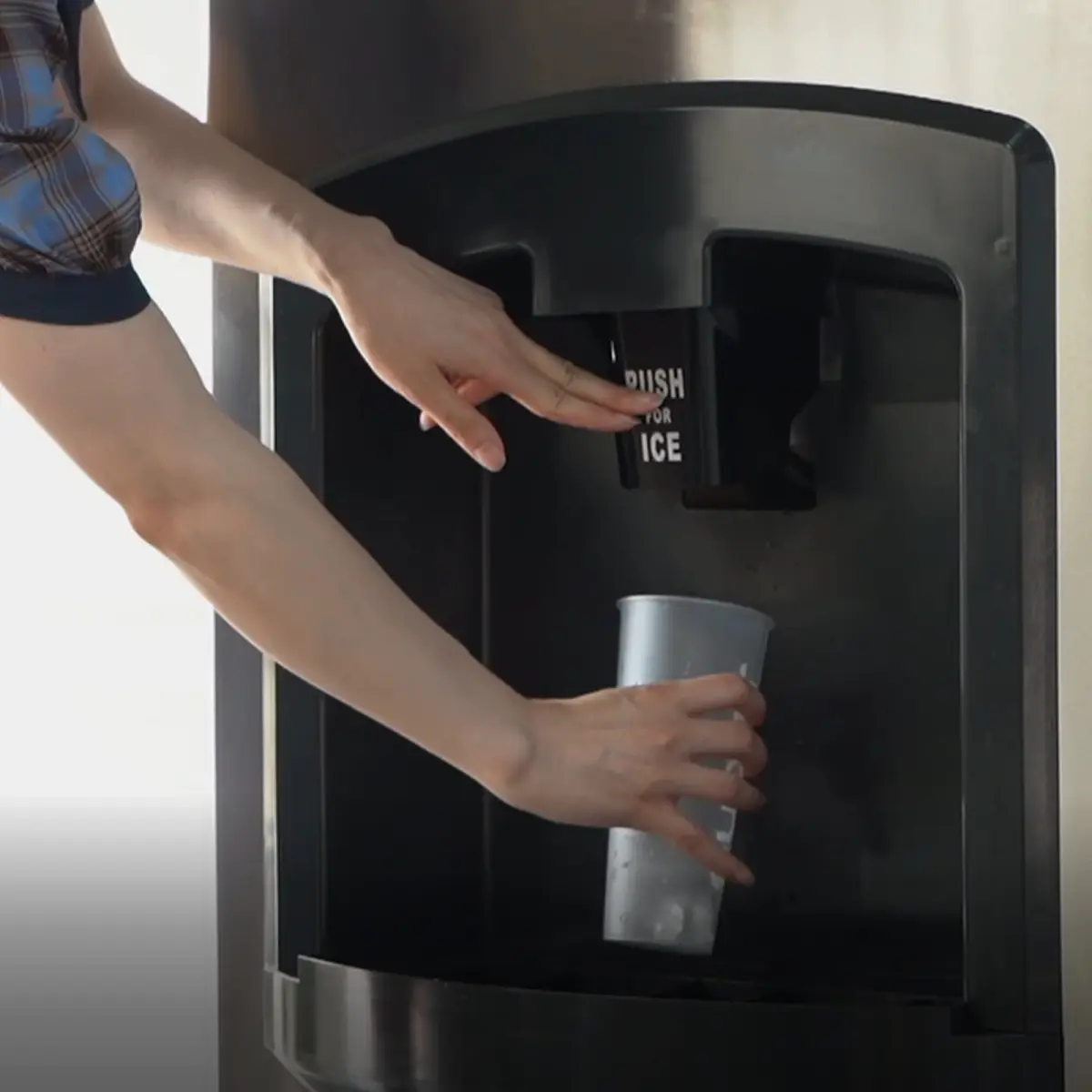 ICE DISPENSER 60KG