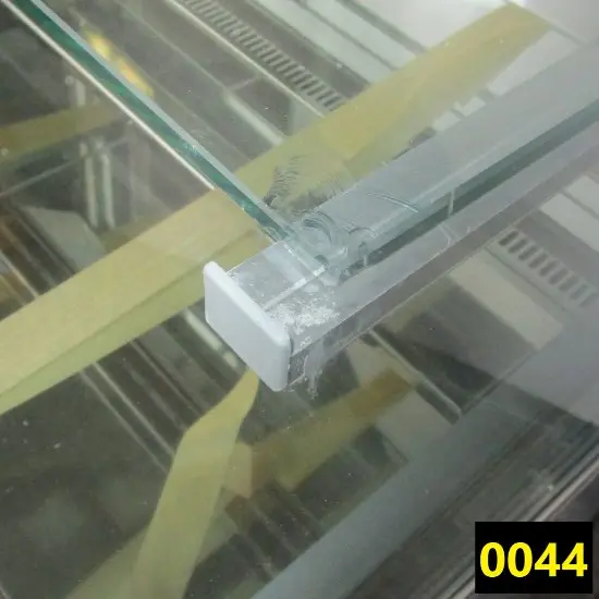 Refrigerated pastry display cabinet with 2 shelves and vertical front glass, +0°/+8°C - DAMAGED
